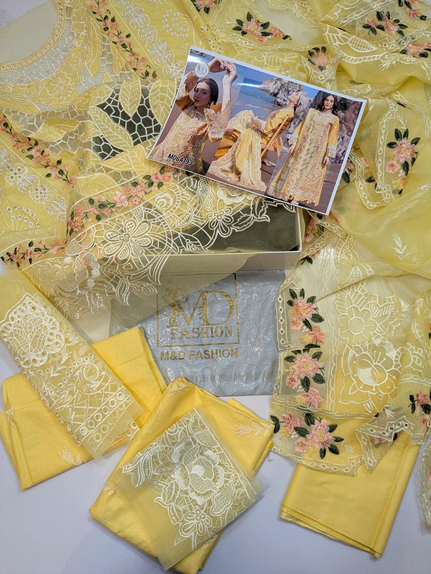 MAHNUR DAHLIA SIRENE YELLOW LUXURIOUS LAWN