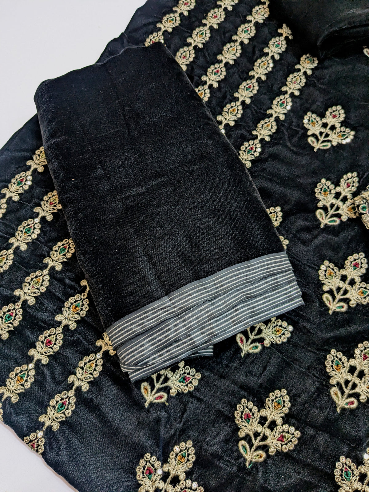 ZARQÉ KaliJaal Black Velvet Suit with Makhmal Shawl Embroidered