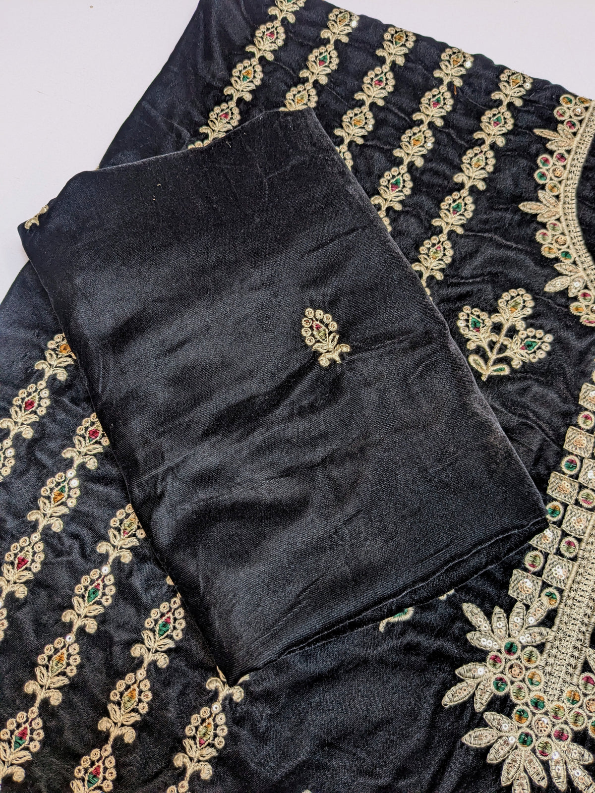 ZARQÉ KaliJaal Black Velvet Suit with Makhmal Shawl Embroidered