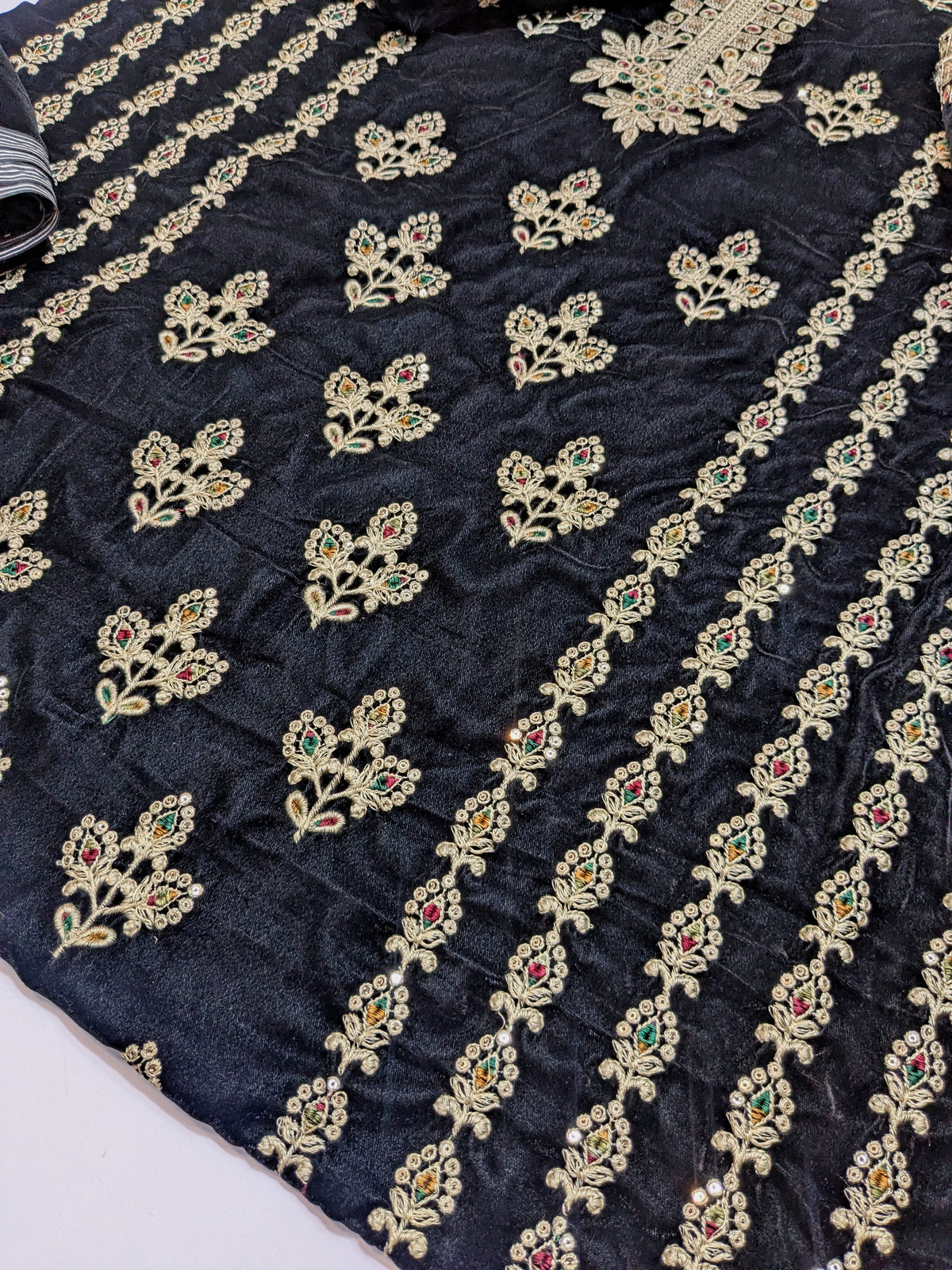 ZARQÉ KaliJaal Black Velvet Suit with Makhmal Shawl Embroidered