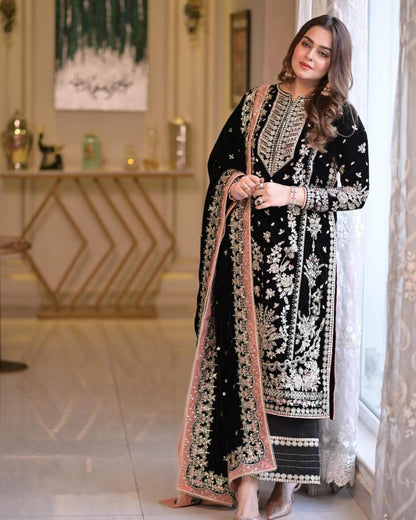 Aneela Sumbul Black Velvet Luxurious Look