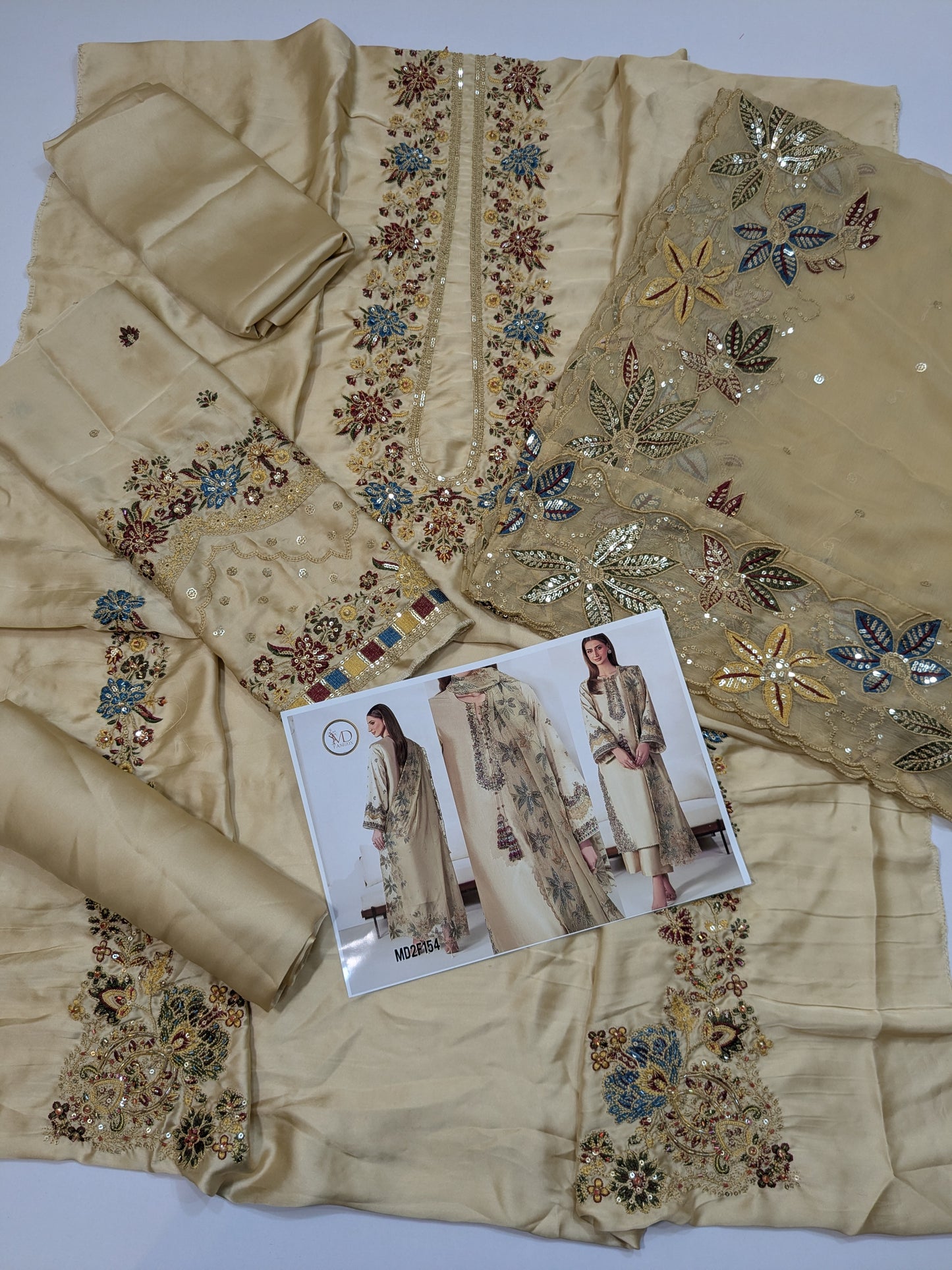 IZNIK FAWB SILK EMBROIDERED