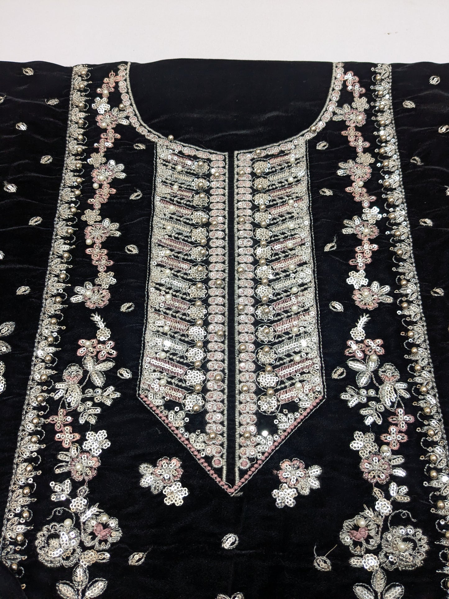 Aneela Sumbul Black Velvet Luxurious Look