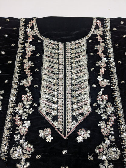 Aneela Sumbul Black Velvet Luxurious Look
