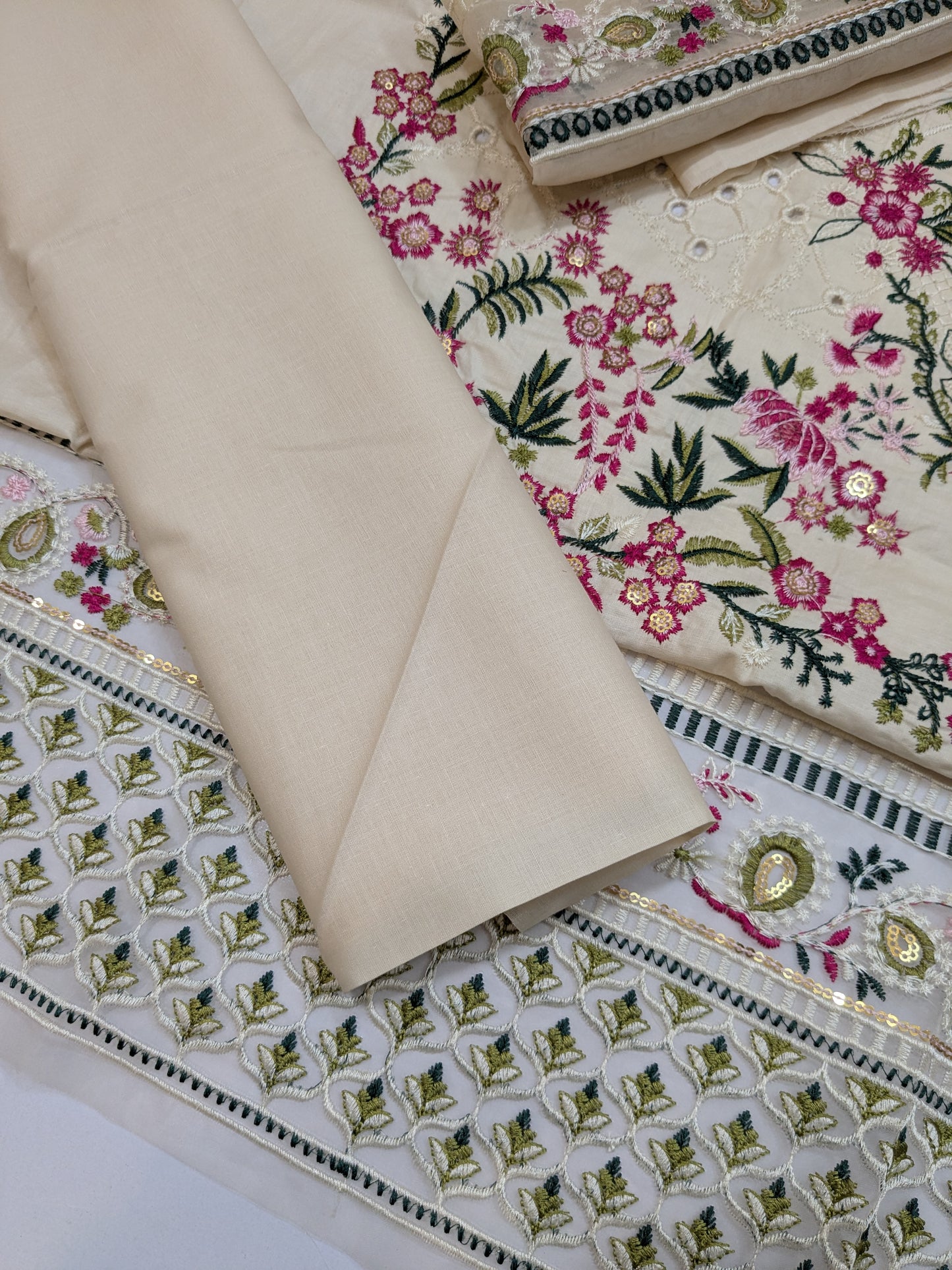 MAHNUR AMELIA LUXURIOUS CHIKENKARI LAWN