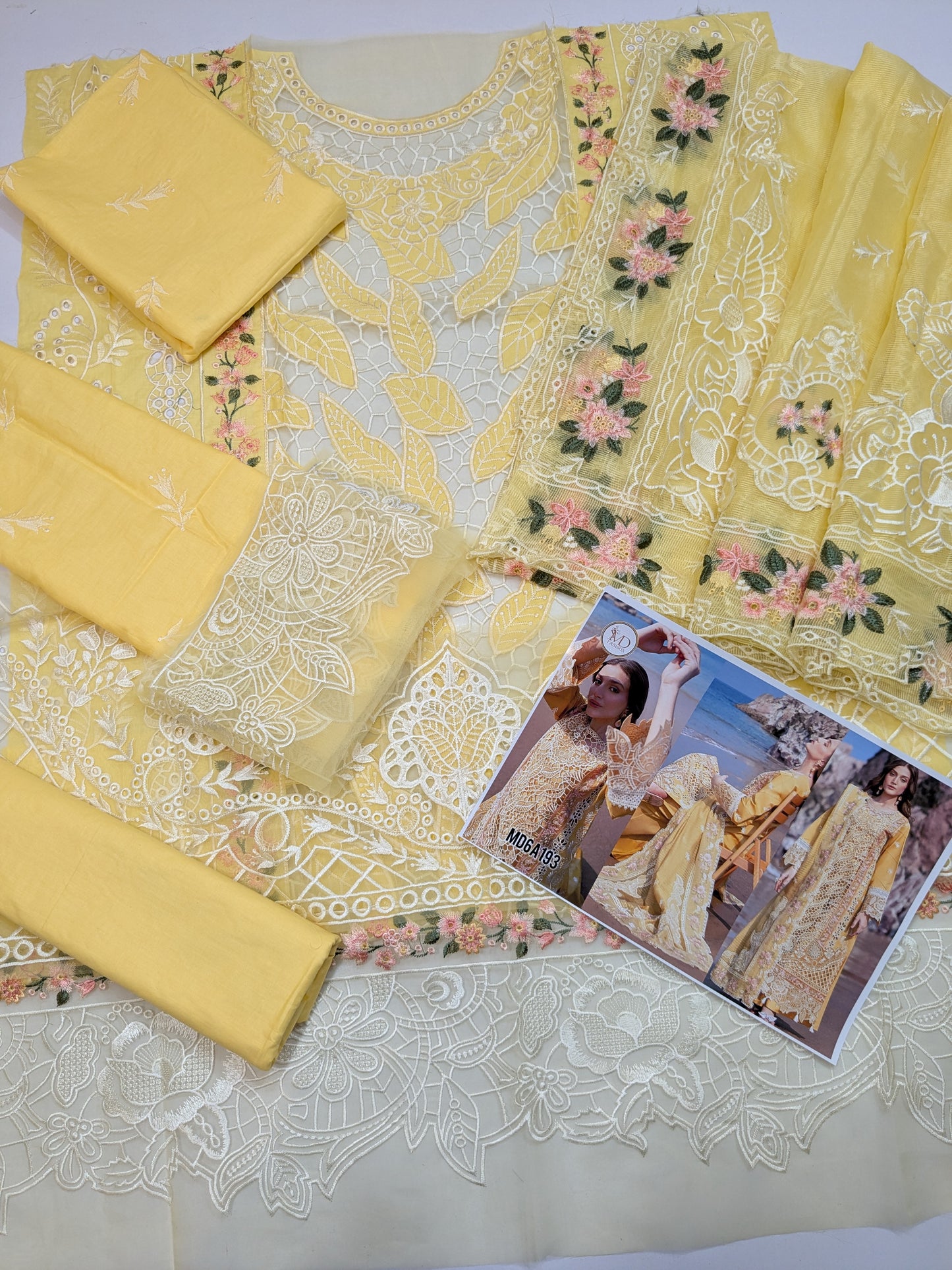 MAHNUR DAHLIA SIRENE YELLOW LUXURIOUS LAWN