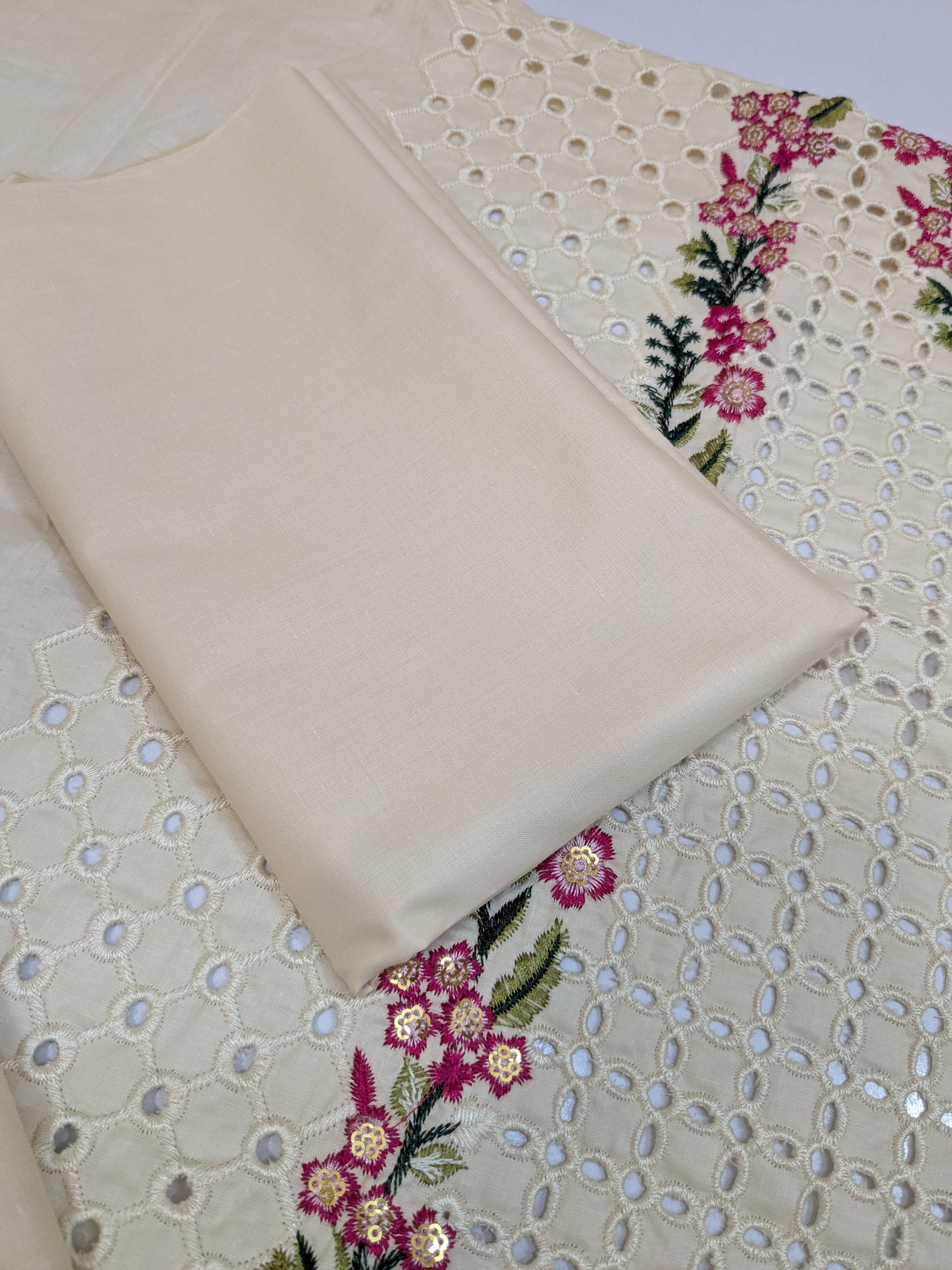 MAHNUR AMELIA LUXURIOUS CHIKENKARI LAWN
