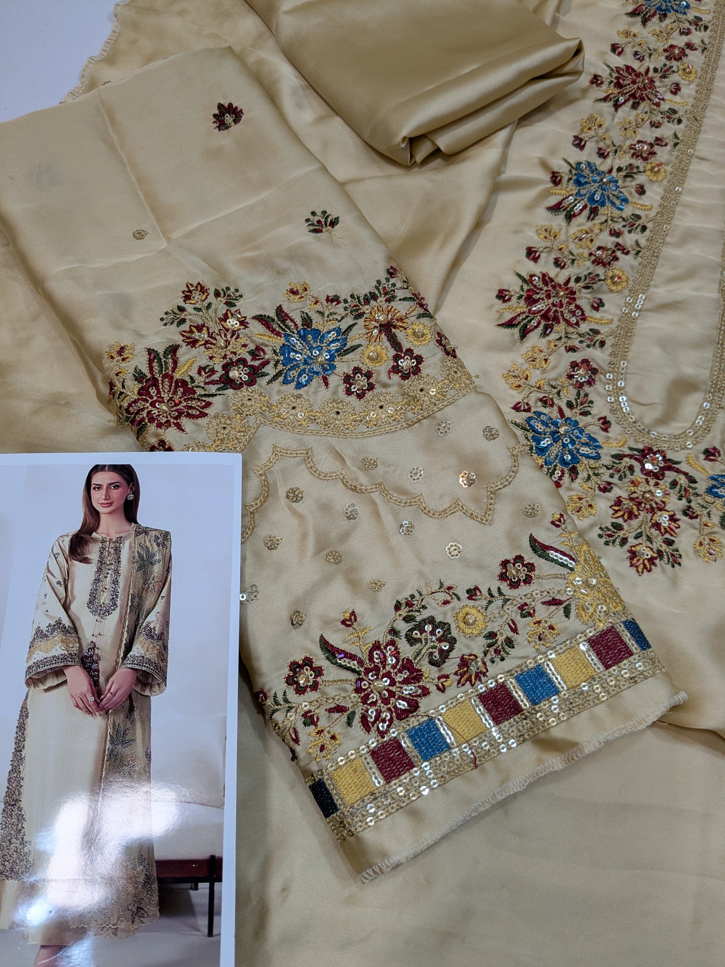IZNIK FAWB SILK EMBROIDERED