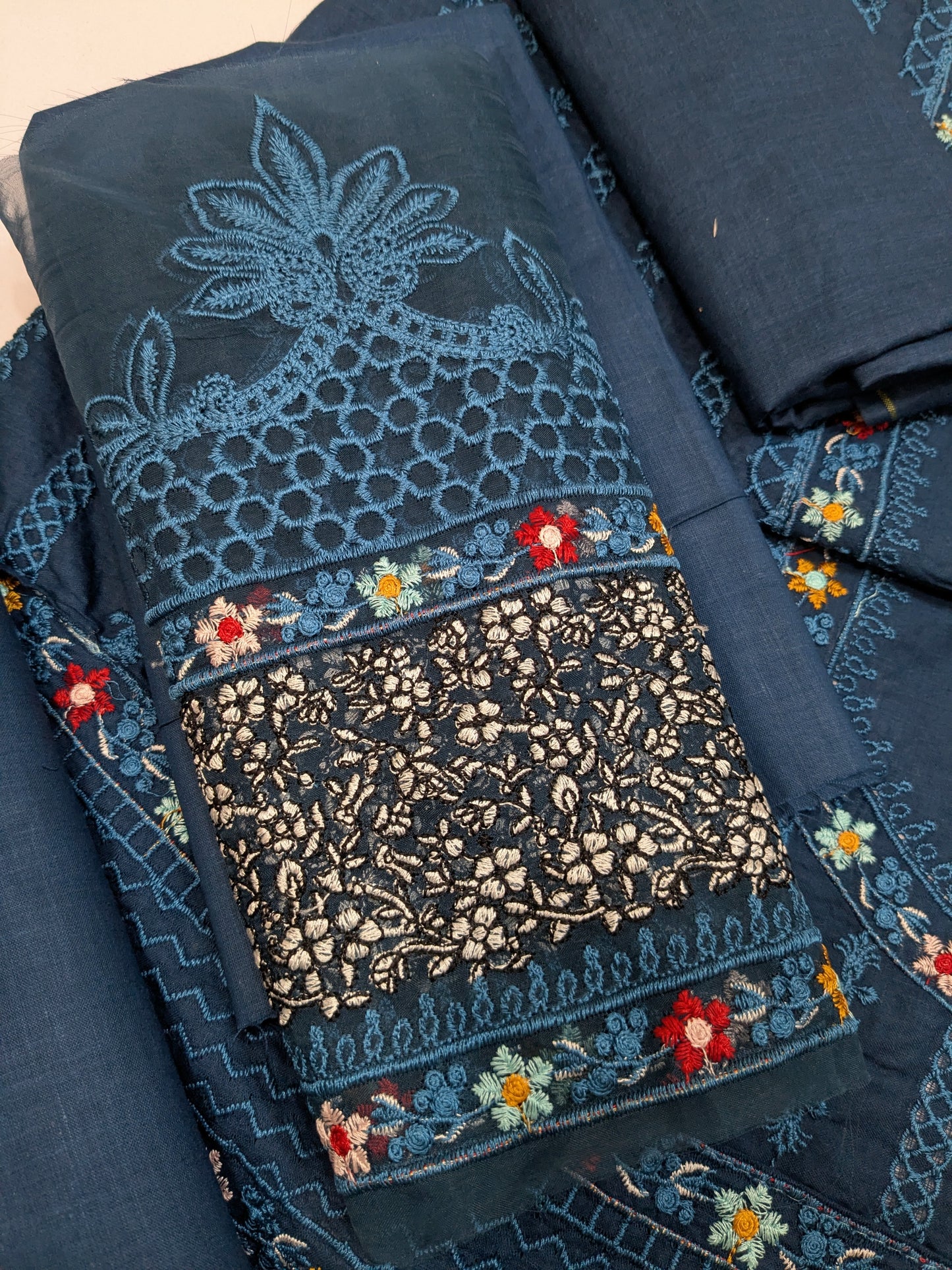 BIN ILYAS LUXURY LAWN CHIKENKARI EMBROIDERED