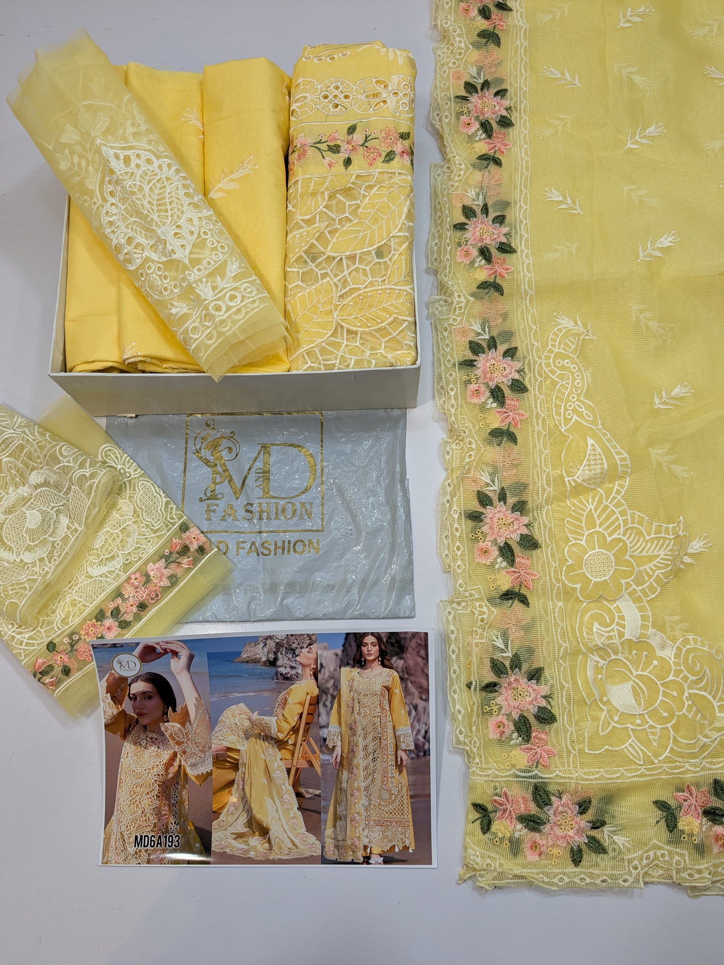 MAHNUR DAHLIA SIRENE YELLOW LUXURIOUS LAWN