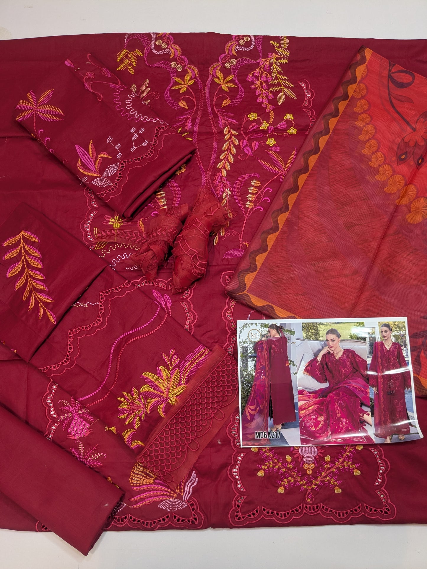CRIMSON BEAUTY IN BLOOM D3A LUXURIOUS LAWN
