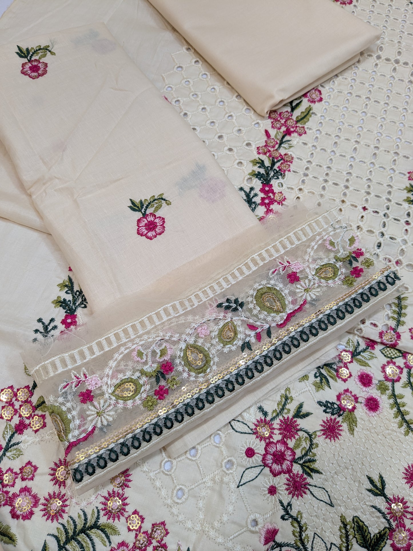 MAHNUR AMELIA LUXURIOUS CHIKENKARI LAWN