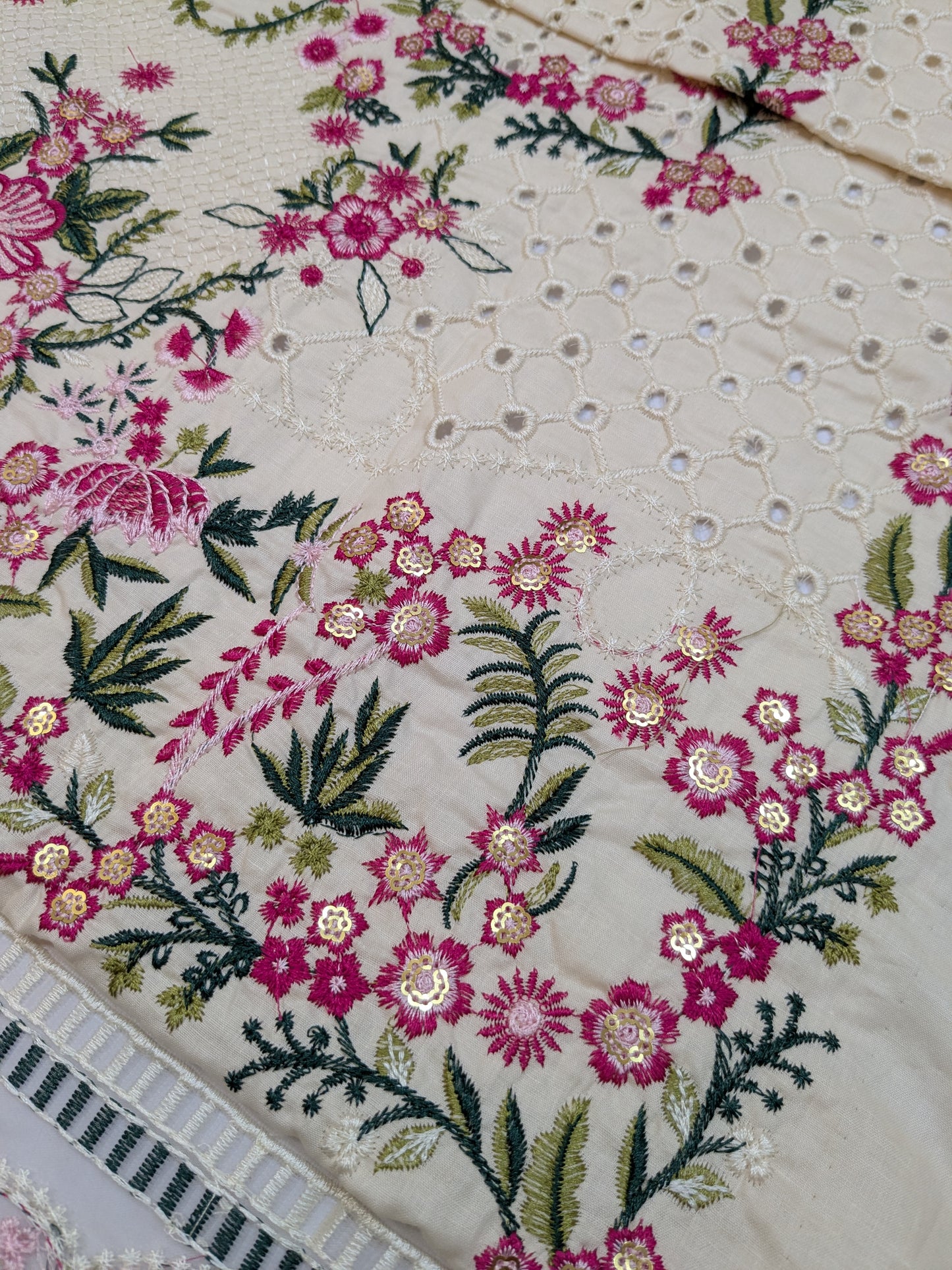 MAHNUR AMELIA LUXURIOUS CHIKENKARI LAWN
