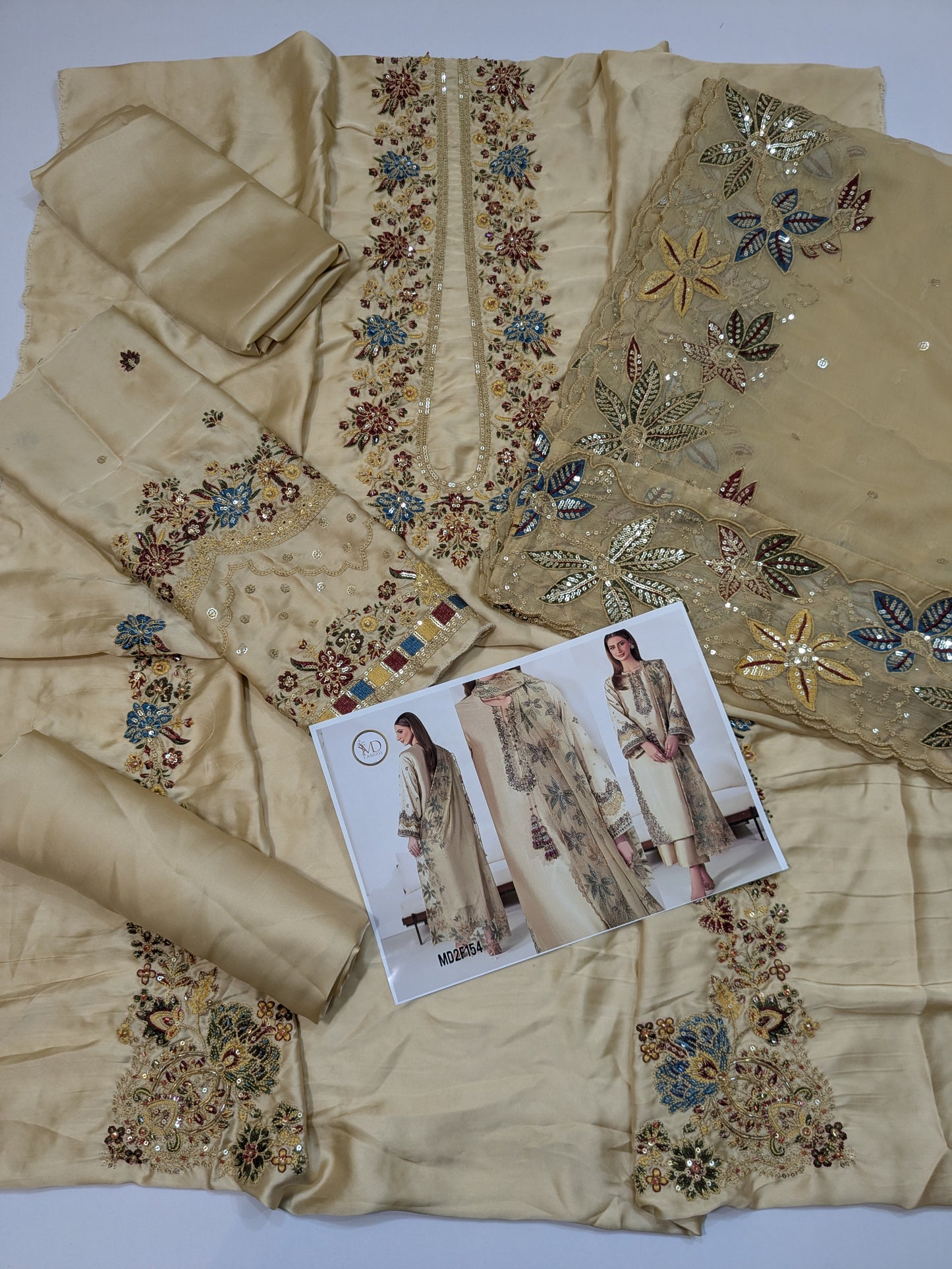IZNIK FAWB SILK EMBROIDERED