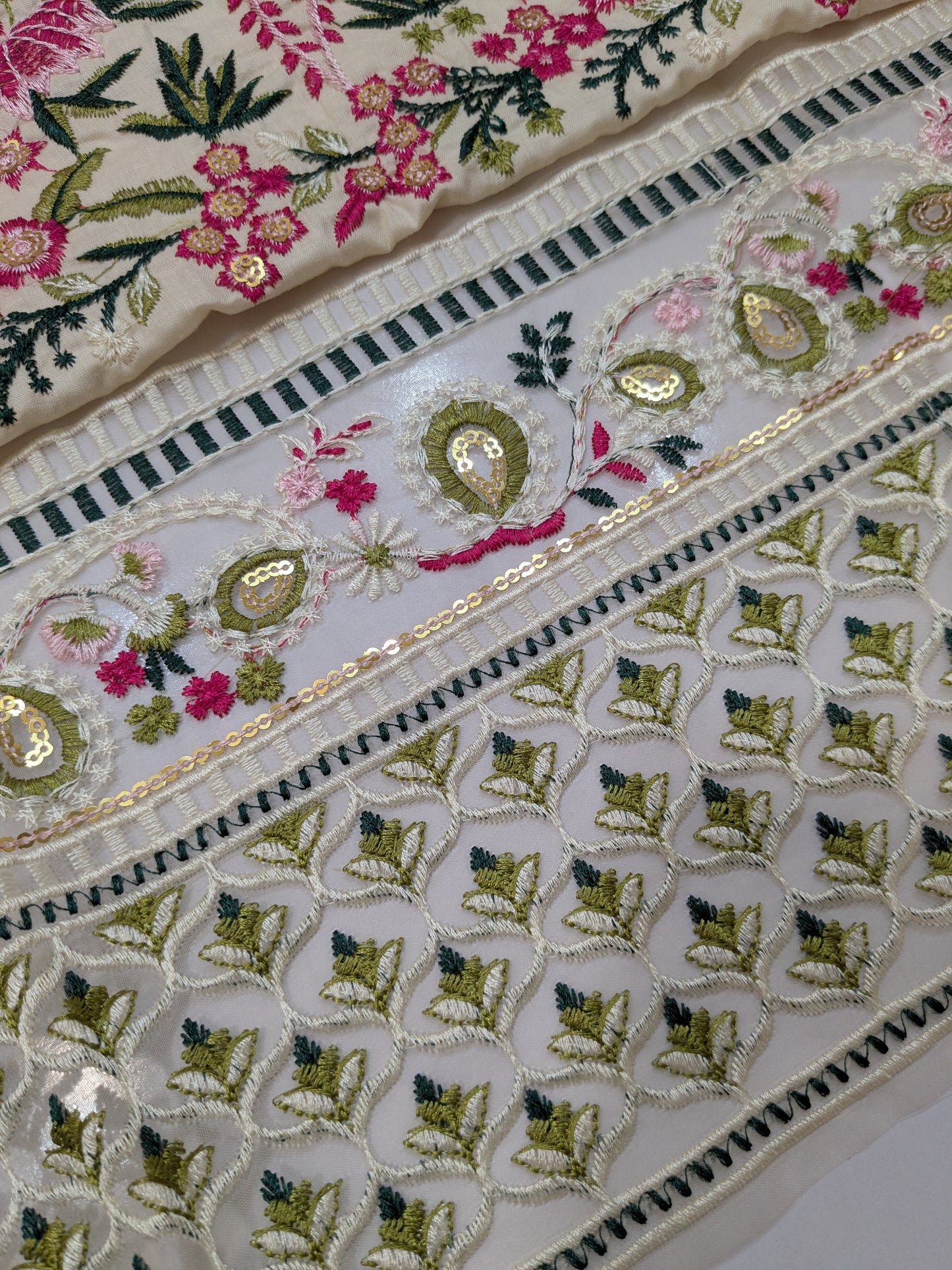 MAHNUR AMELIA LUXURIOUS CHIKENKARI LAWN