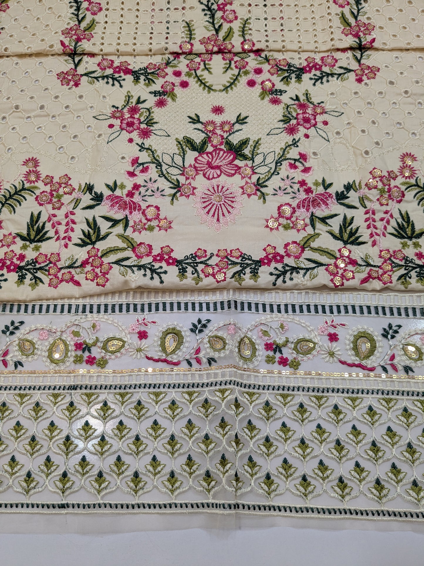 MAHNUR AMELIA LUXURIOUS CHIKENKARI LAWN