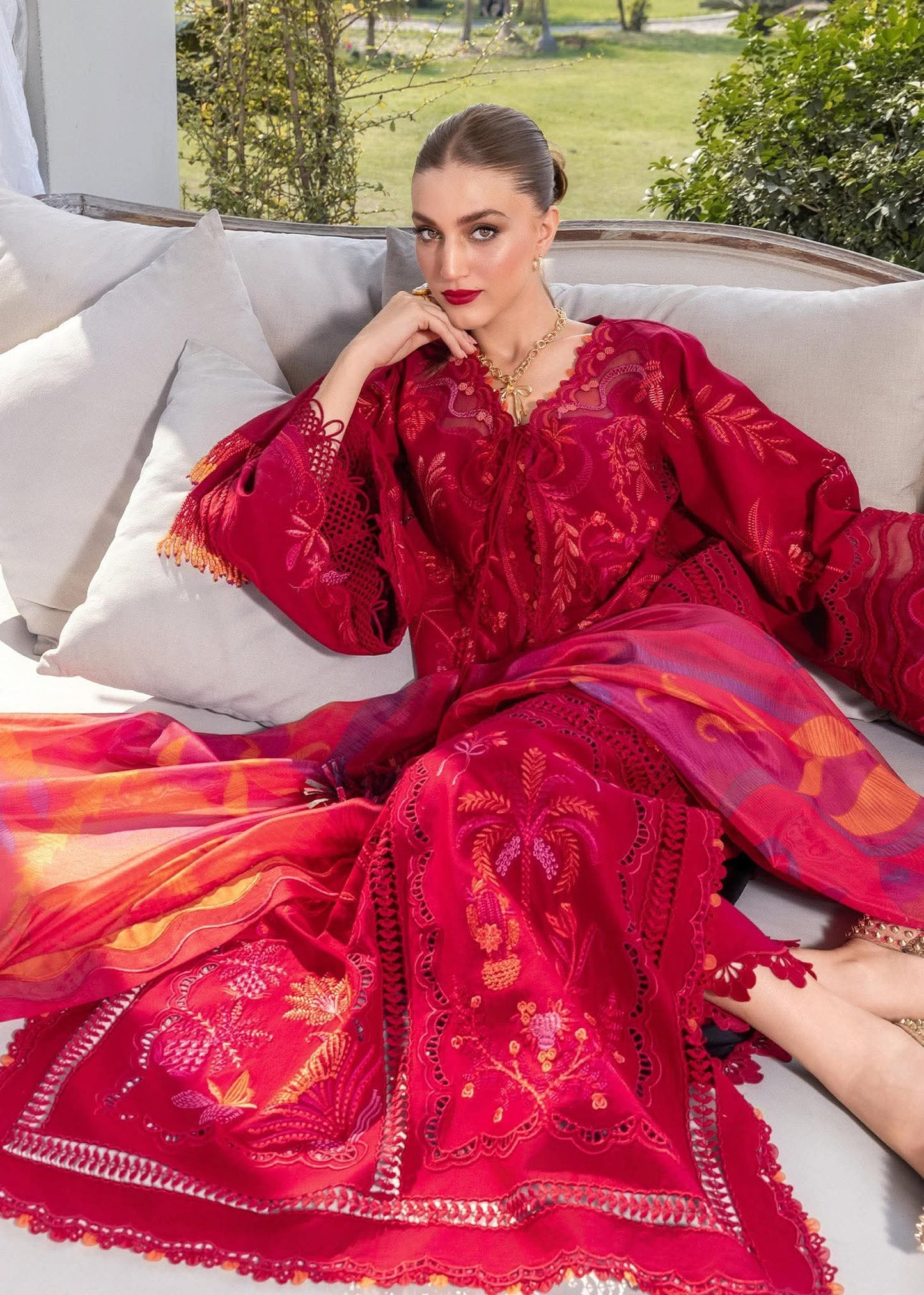 CRIMSON BEAUTY IN BLOOM D3A LUXURIOUS LAWN
