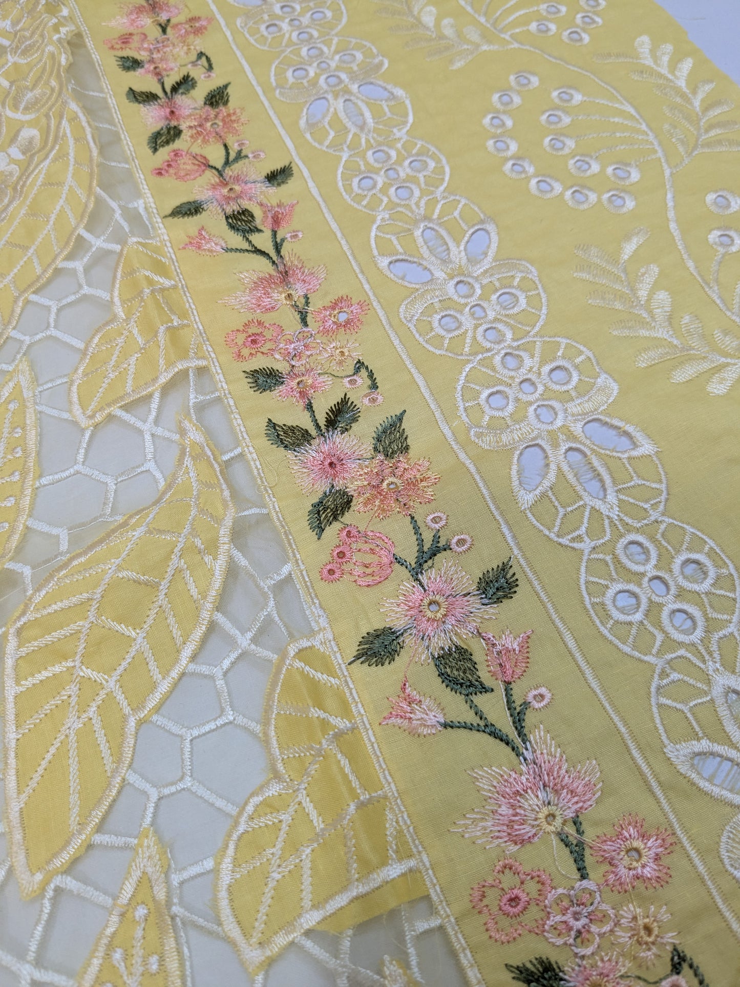 MAHNUR DAHLIA SIRENE YELLOW LUXURIOUS LAWN