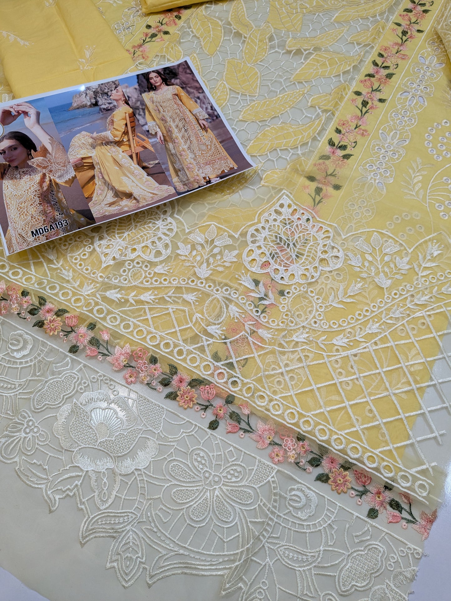 MAHNUR DAHLIA SIRENE YELLOW LUXURIOUS LAWN