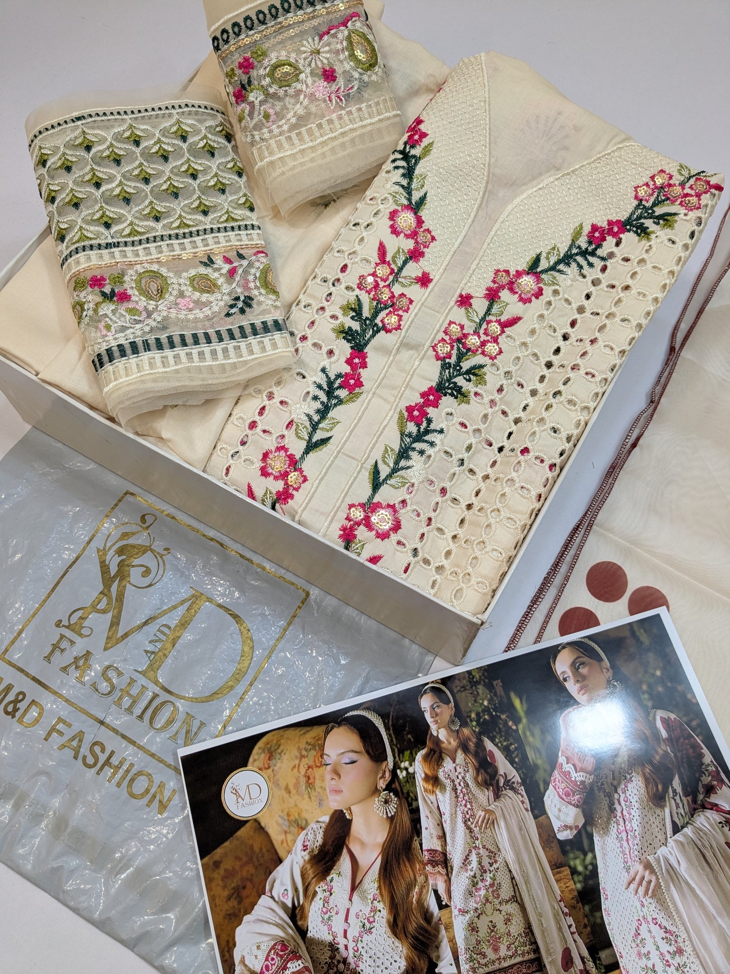 MAHNUR AMELIA LUXURIOUS CHIKENKARI LAWN