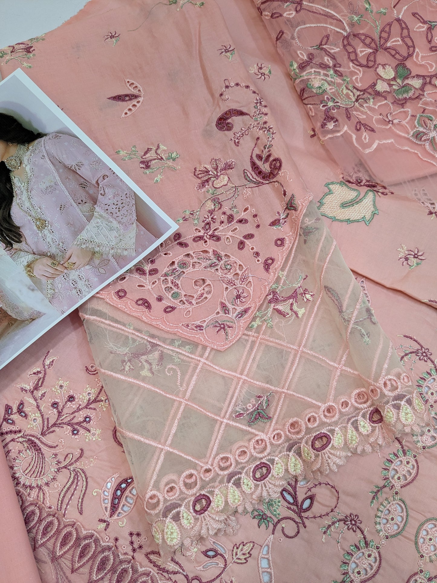 QALAMKAR HANIYA SAHIL KINARAY LUXURIOUS LAWN