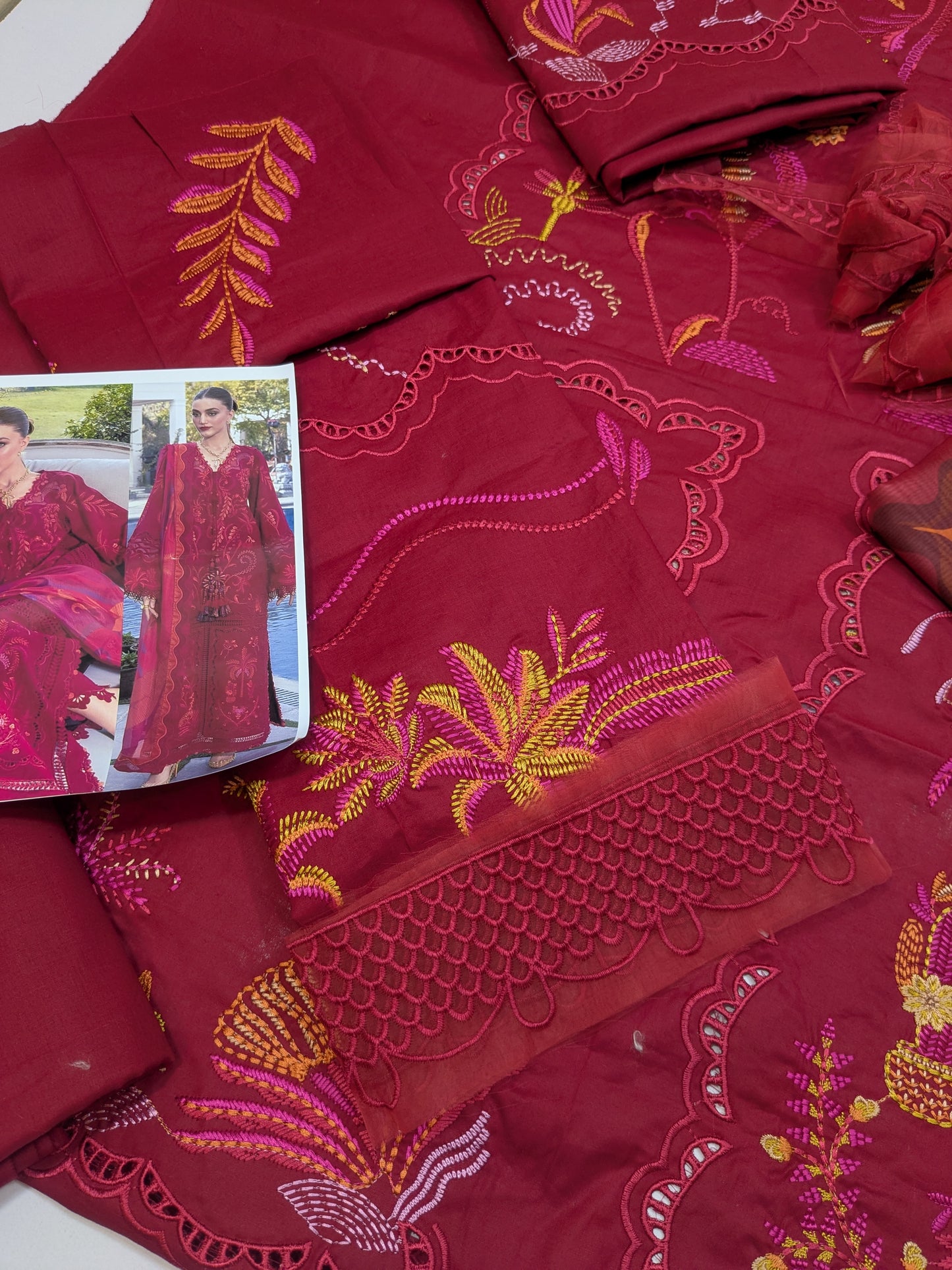 CRIMSON BEAUTY IN BLOOM D3A LUXURIOUS LAWN