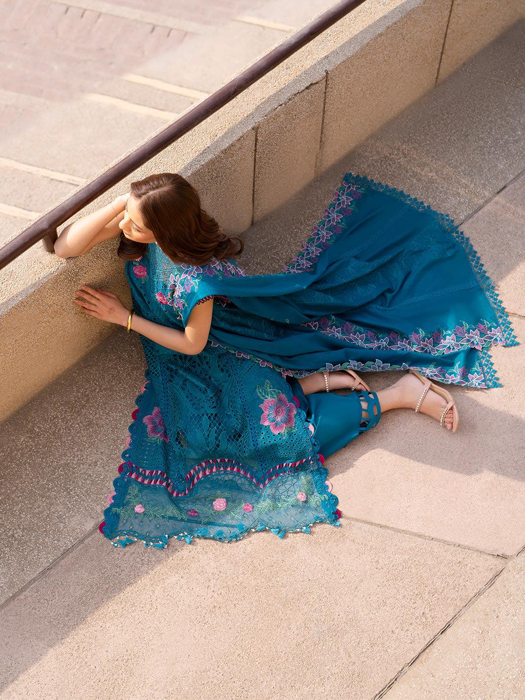 PARISHAY ZINC DIL E RAQSAM
LUXURIOUS LAWN