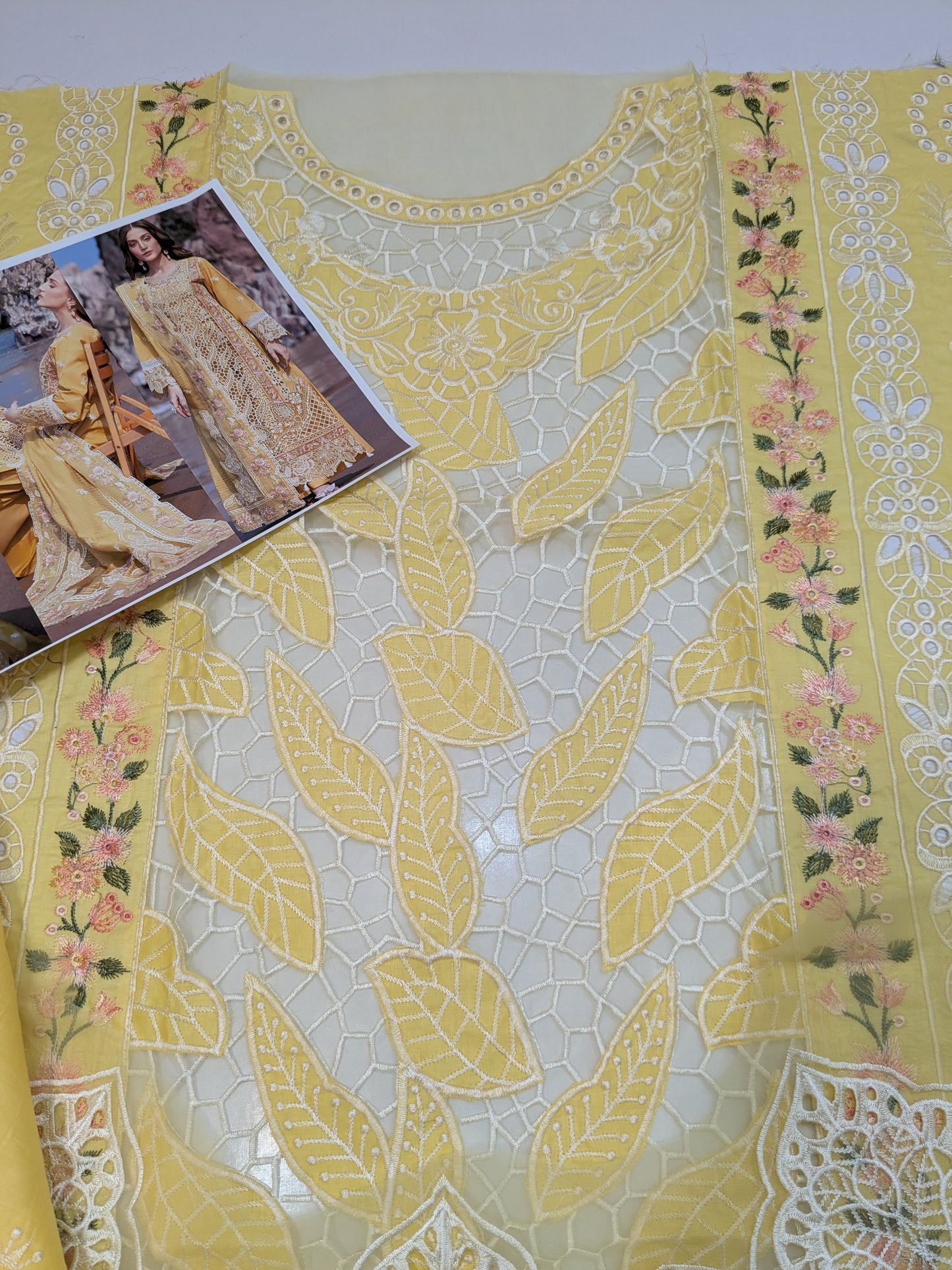 MAHNUR DAHLIA SIRENE YELLOW LUXURIOUS LAWN