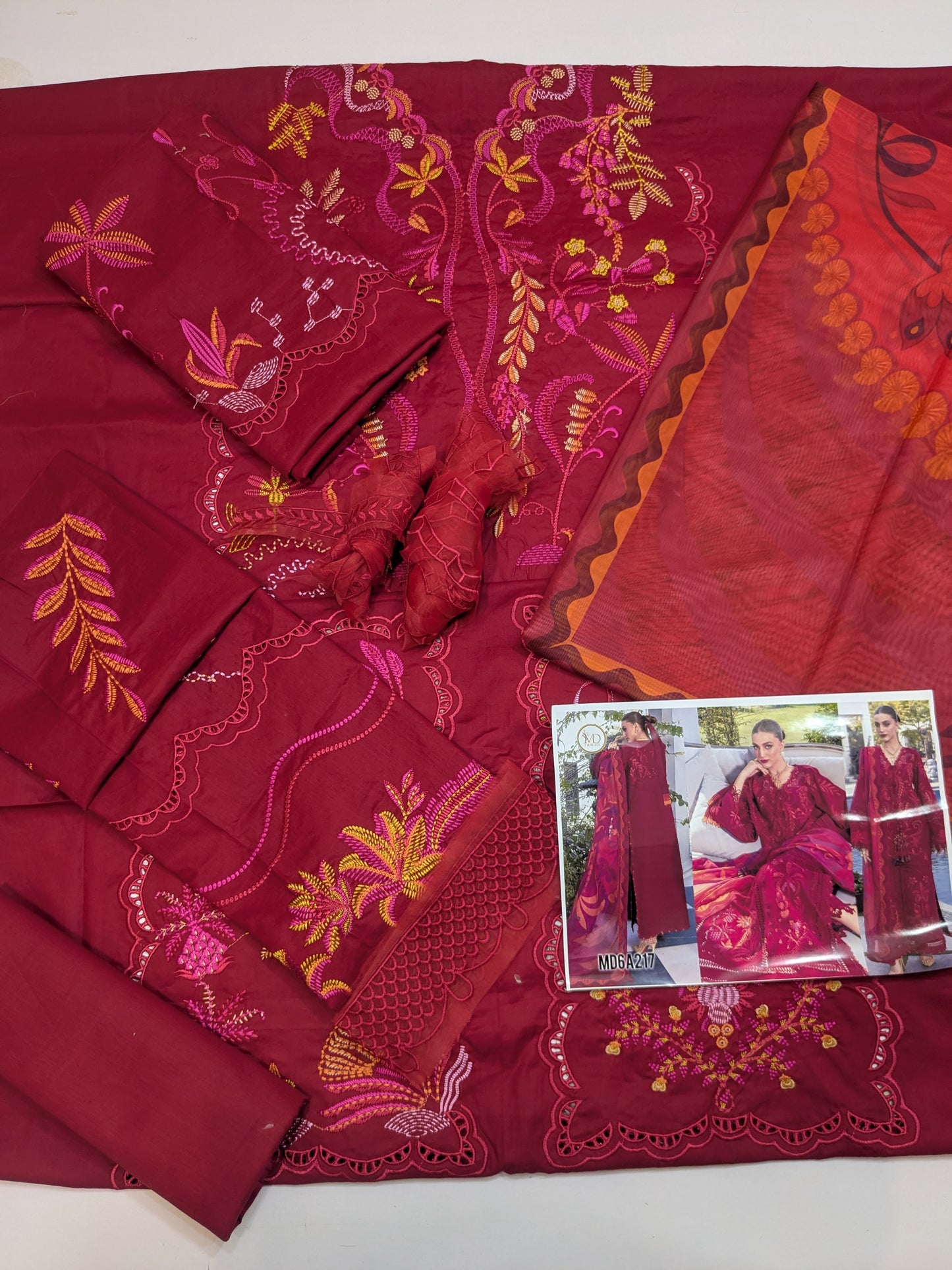 CRIMSON BEAUTY IN BLOOM D3A LUXURIOUS LAWN