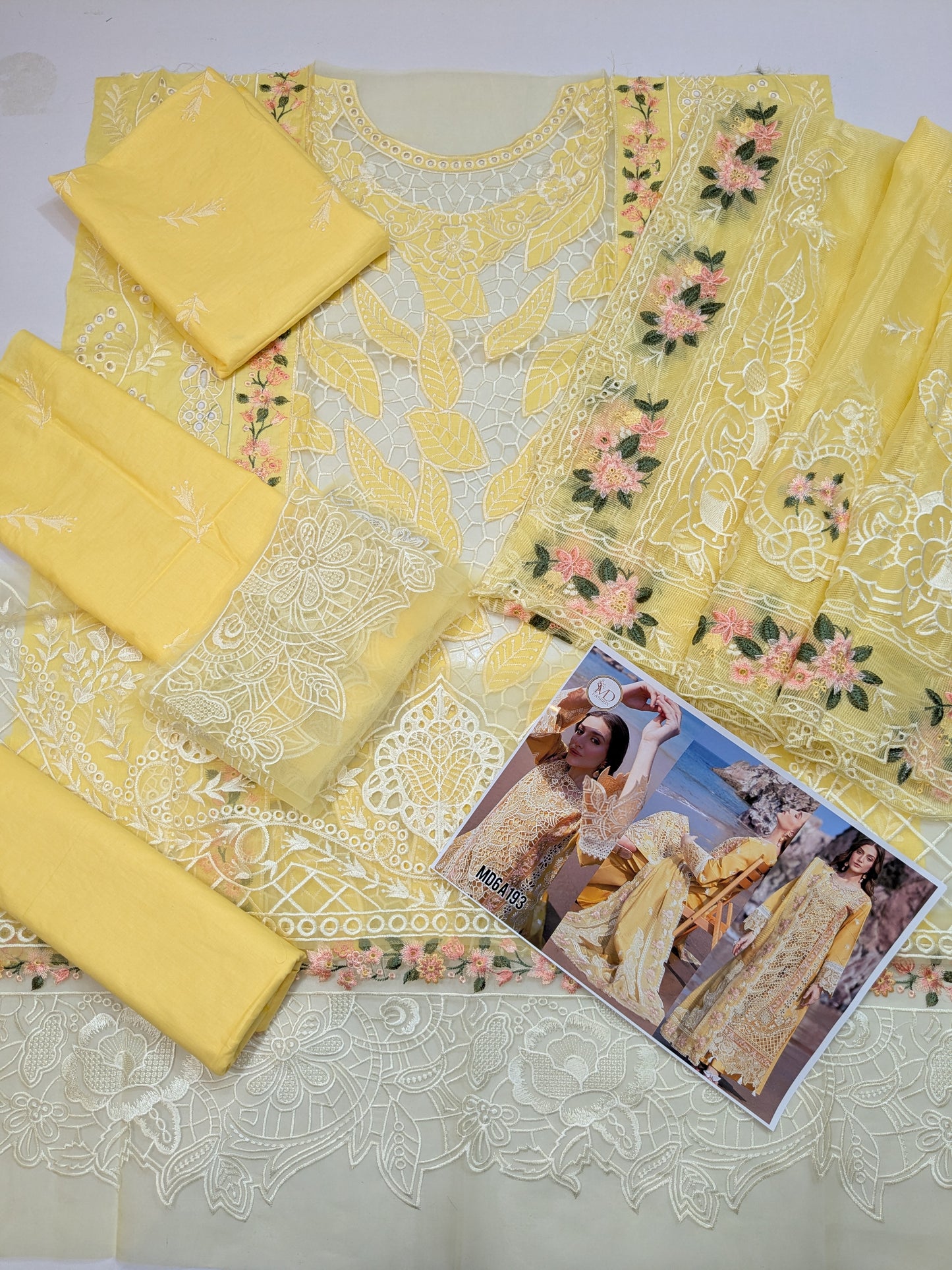 MAHNUR DAHLIA SIRENE YELLOW LUXURIOUS LAWN