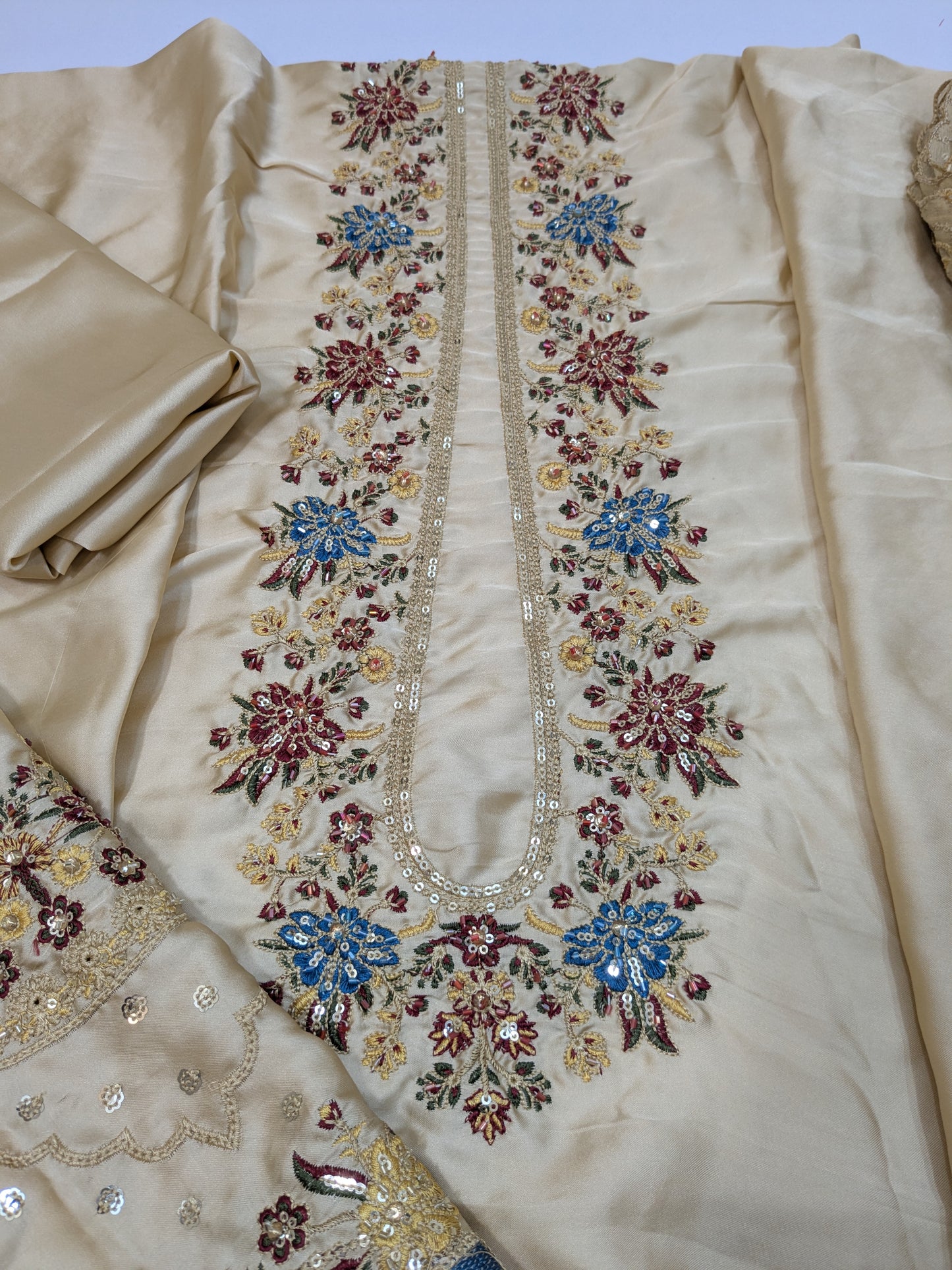 IZNIK FAWB SILK EMBROIDERED