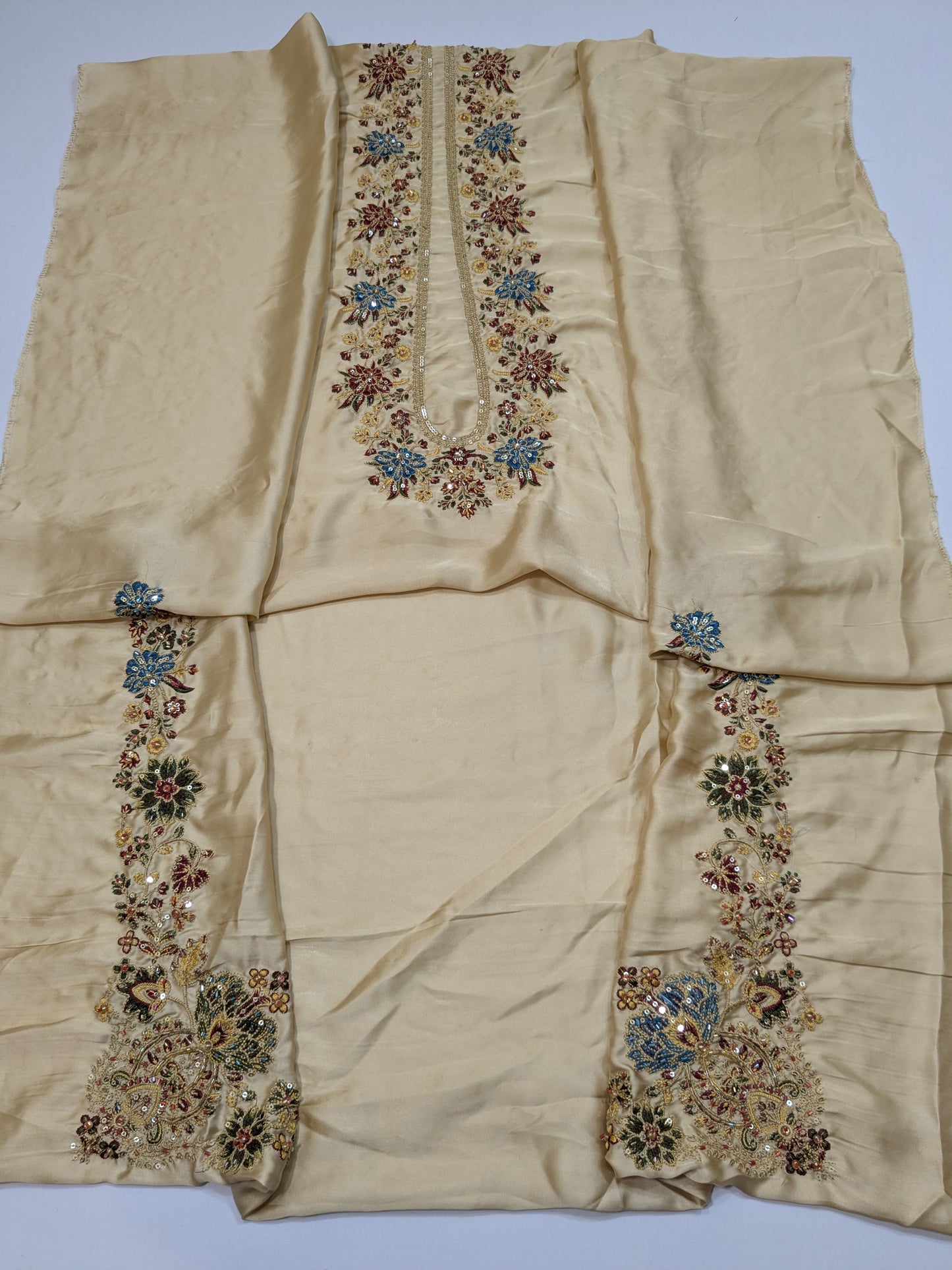 IZNIK FAWB SILK EMBROIDERED