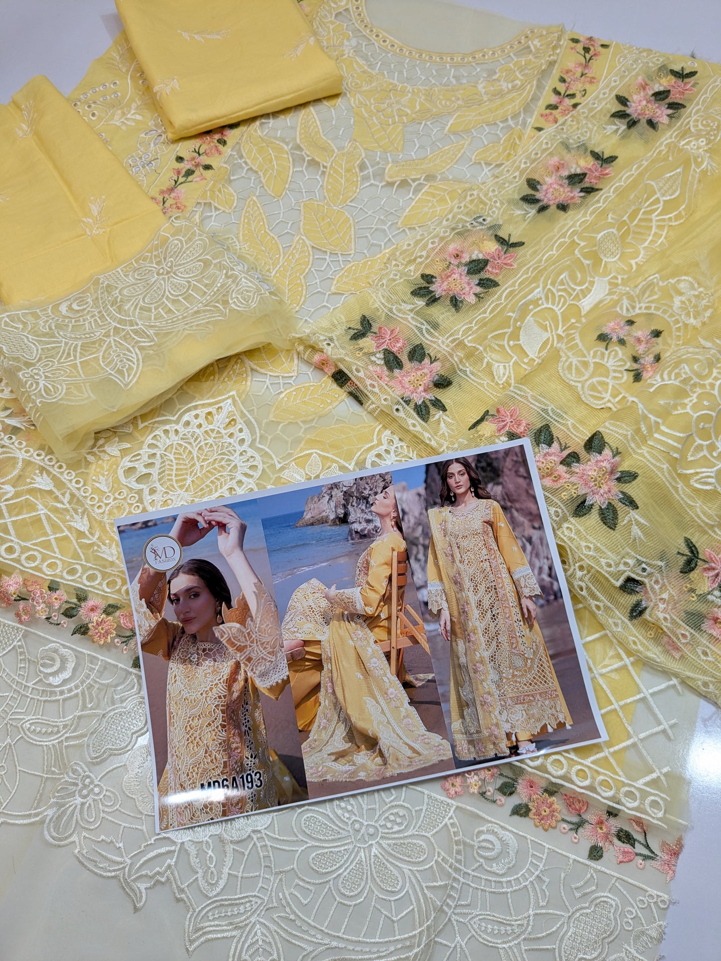 MAHNUR DAHLIA SIRENE YELLOW LUXURIOUS LAWN