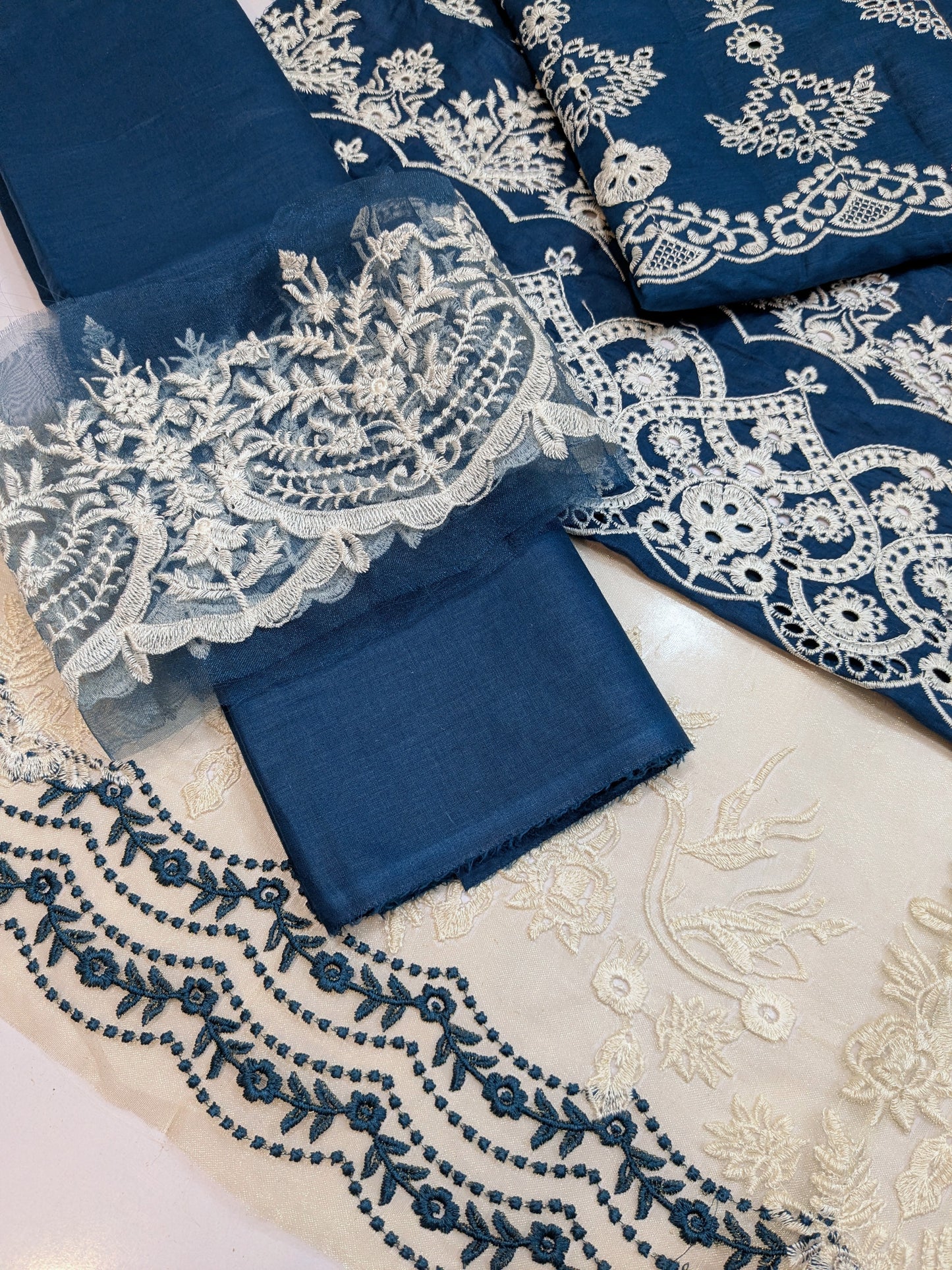 ZAINAB CHOTANI ZINC LAWN EMBROIDERED